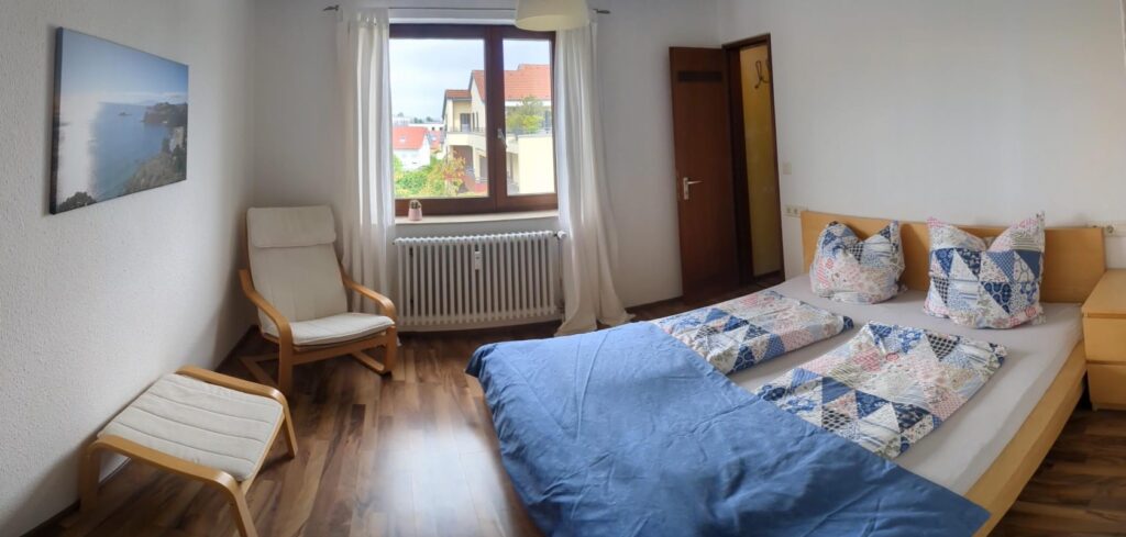 Das große Doppelbett (2 Matrazen) im Schlafzimmer und Zugang zum begehbaren Kleiderschrank.